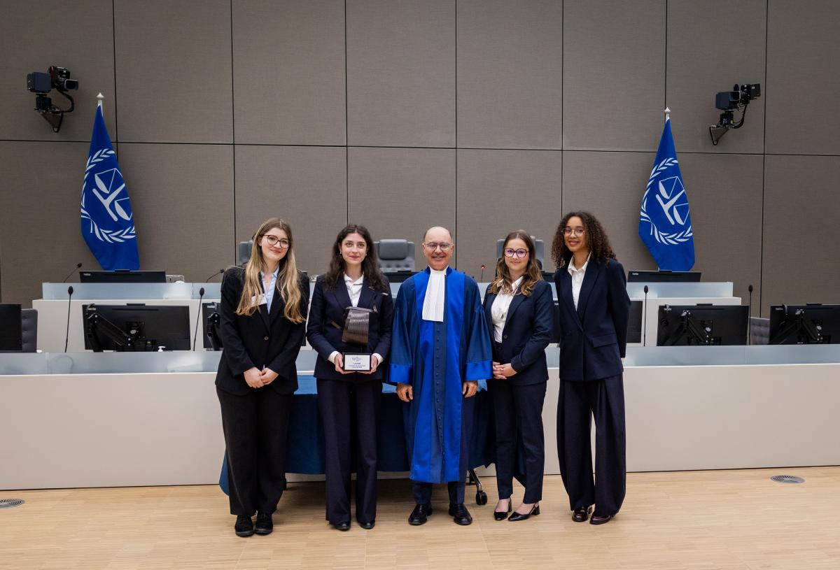 Sur la photo : le juge président du jury du concours, M. le juge Ben Mahfoudh, avec l'équipe lauréate ©ICC-CPI