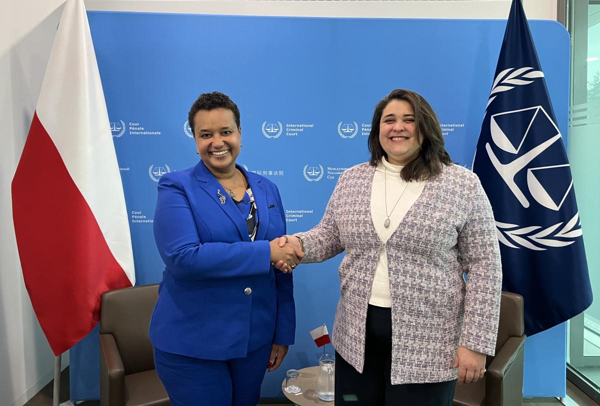 S. E. Margareta Kassanga, Ambassadrice de la République de Pologne auprès du Royaume des Pays-Bas, et la Dr Deborah Ruiz Verduzco, Directrice exécutive du Fonds au profit des victimes près la CPI
