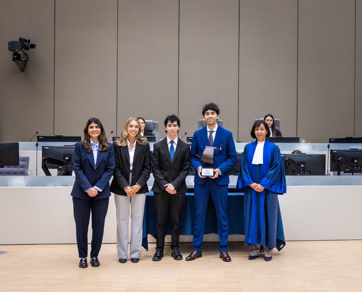 Pictured here: The presiding judge of the competition's jury, judge Socorro Flores Liera, with the winning team ©ICC-CPISur la photo : la juge présidente du jury du concours, Mme la juge Socorro Flores Liera, avec l'équipe lauréate ©ICC-CPI