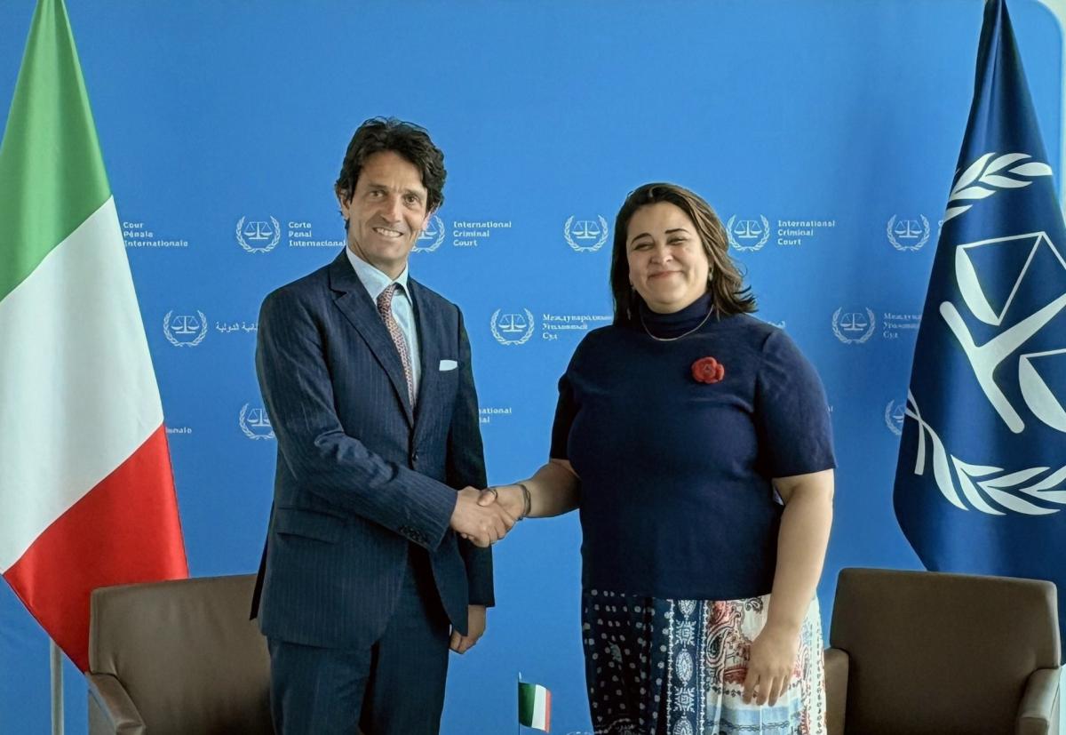 S. E. Augusto Massari, Ambassadeur de la République italienne auprès du Royaume des Pays-Bas, et la Dre Deborah Ruiz Verduzco, Directrice exécutive du Fonds au profit des victimes à la CPI