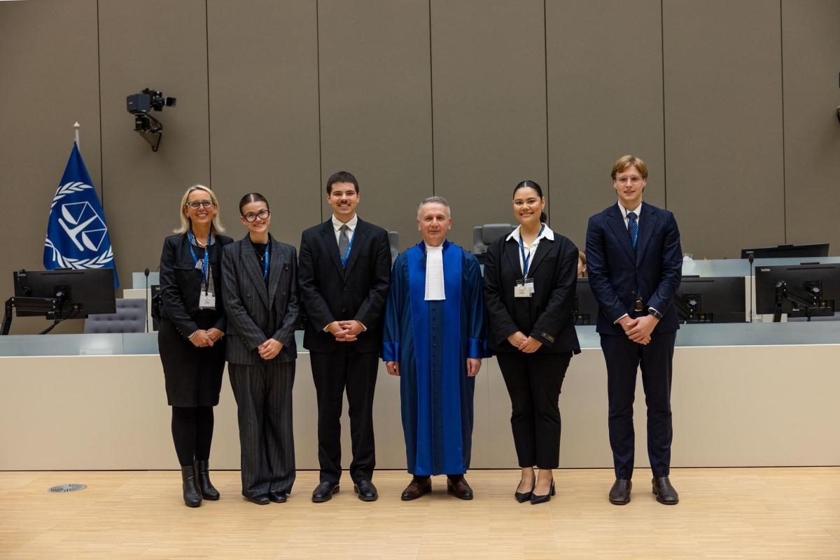 Sur la photo : le juge président du jury du concours, M. le juge Gocha Lordkipanidze, avec l’équipe lauréate ©ICC-CPI