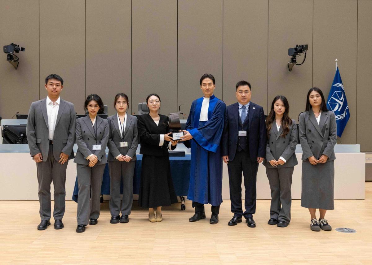 Sur la photo : le juge président du jury du concours, M. le juge Keebong Paek avec l'équipe lauréate ©ICC-CPI