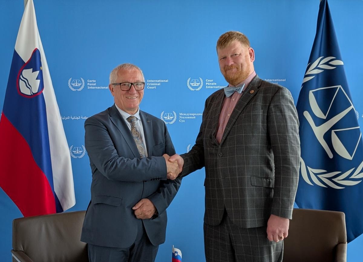 Photo : H. E. Jožef Drofenik, ambassadeur de la République de Slovénie auprès du Royaume des Pays-Bas, et M. Andres Parmas, président du Conseil de direction du Fonds au profit des victimes, au siège de la CPI à La Haye (Pays-Bas), en juin 2026.