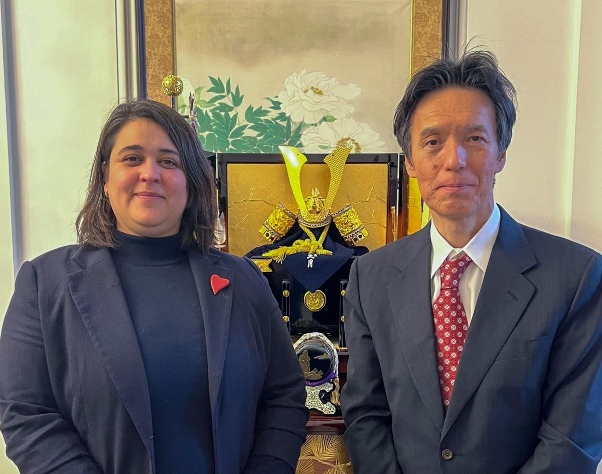 Photo : S. E. Rokuichiro Michii, Ambassadeur du Japon auprès du Royaume des Pays-Bas, et la Dre Deborah Ruiz Verduzco, Directrice exécutive du Fonds au profit des victimes à la CPI, agissant au nom du Conseil de direction à La Haye (Pays-Bas), en mai 2026.