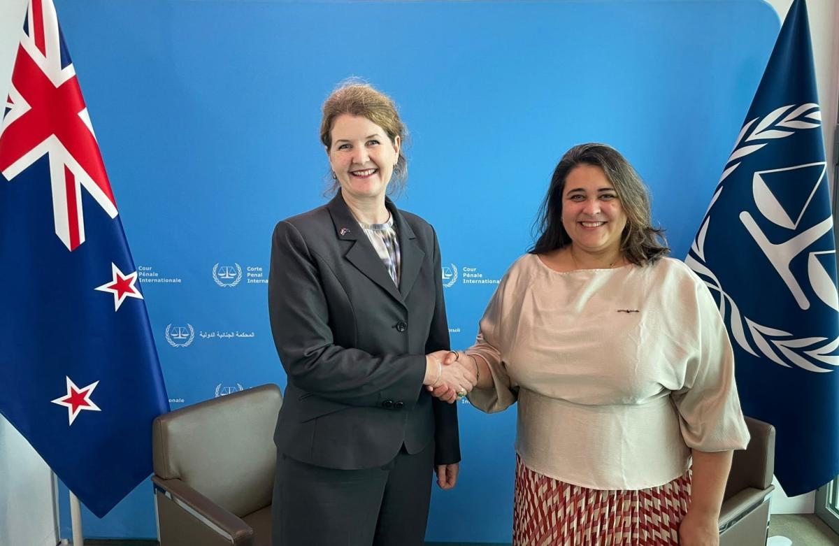 Photo : S. E. Mme Charlotte Frater, Ambassadrice de la Nouvelle-Zélande auprès du Royaume des Pays-Bas, et la Dre Deborah Ruiz Verduzco, Directrice exécutive du Fonds au profit des victimes à la CPI, agissant au nom du Conseil de direction, au siège de la CPI à La Haye (Pays-Bas), en septembre 2026.