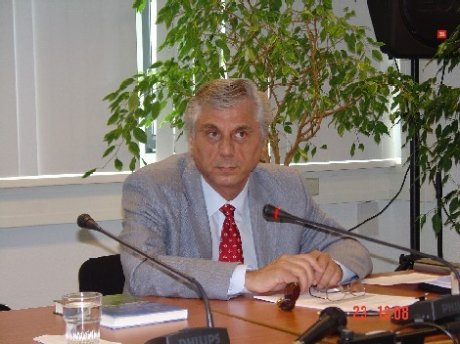 Dr. Vladimir Tochilovsky presenting the ICC-OTP Guest Lecture at the interim seat of the Court on 23 July 2004.