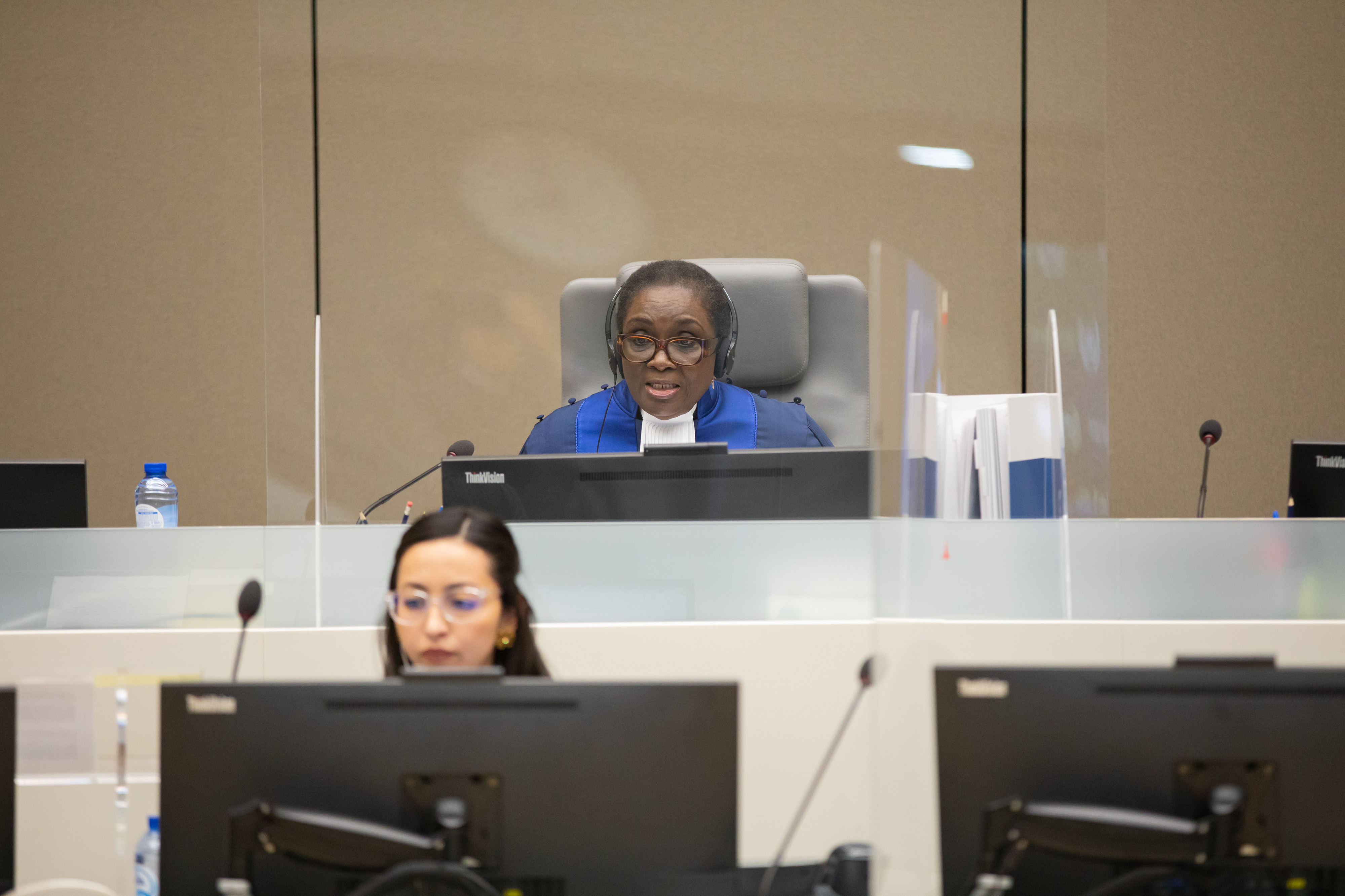 &gt;Mme la juge Reine Adélaïde Sophie Alapini-Gansou de la Chambre préliminaire A., lors de la première comparution de Paul Gicheru, le 6 novembre 2020 © ICC-CPI