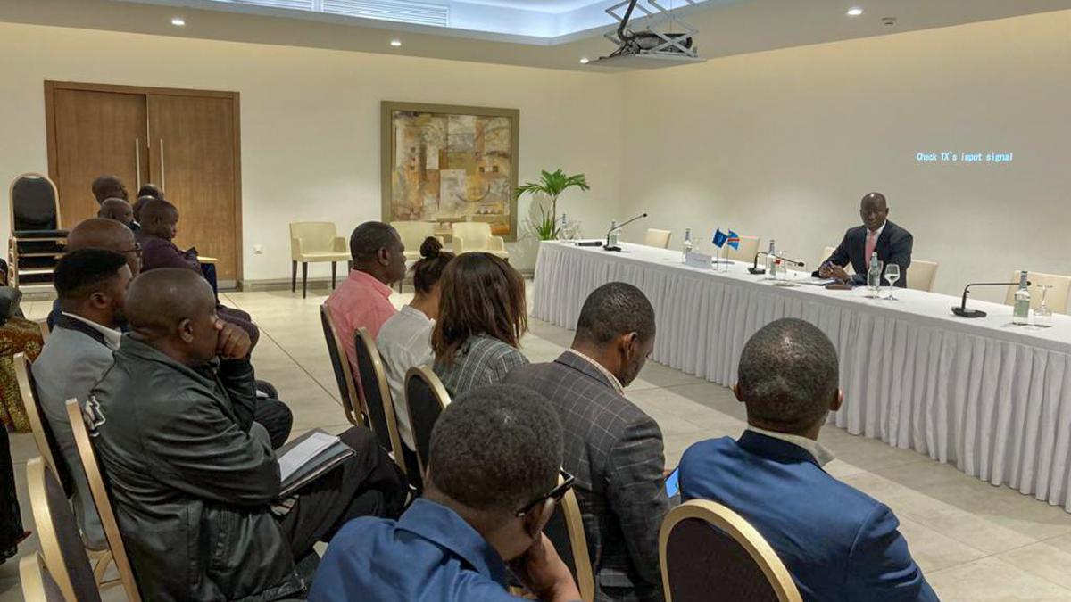 Le procureur adjoint Niang rencontre des représentants des ONG à Kinshasa.